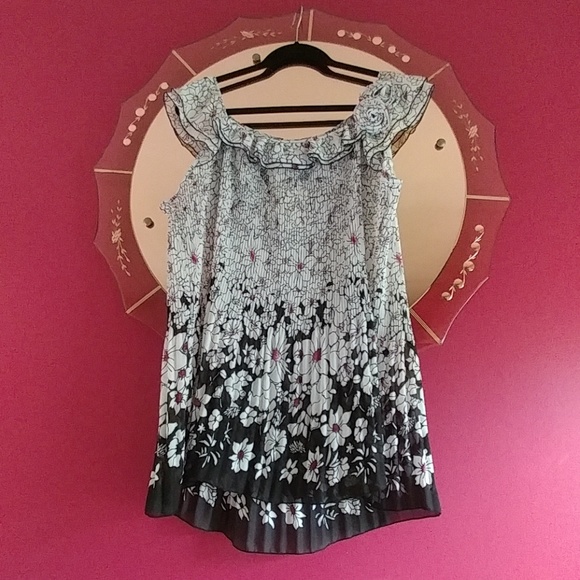 Dress Barn Woman Tops - Dress Barn sleeveless accordian pleated blouse